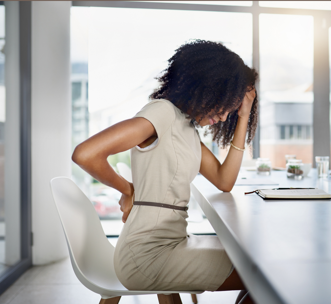 Douleurs au Milieu du Dos : Découvrez les Causes, Symptômes et Solutions pour Dire Adieu à la Douleur !